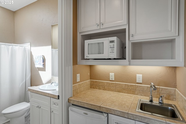 3545 Eagle Crest Rd NW, Salem, OR 97304 - kitchen featuring white microwave and white cabinetry