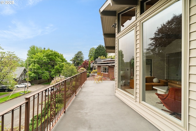 2345 NE Ridgewood Dr, Portland, OR 97212 - view of balcony