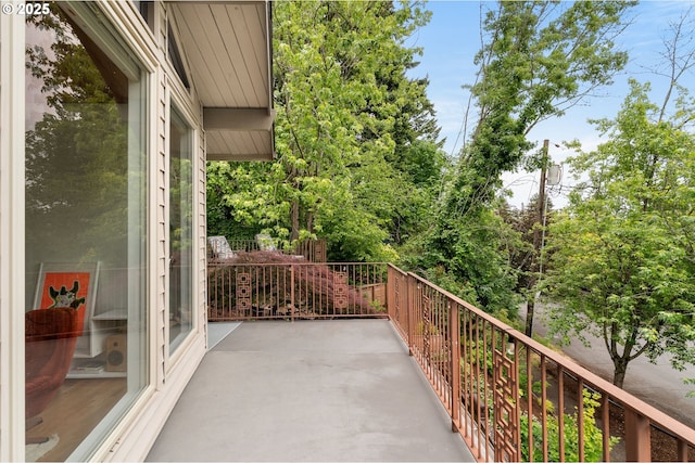 2345 NE Ridgewood Dr, Portland, OR 97212 - view of balcony