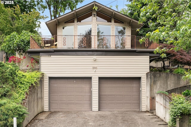 2345 NE Ridgewood Dr, Portland, OR 97212 - garage with driveway