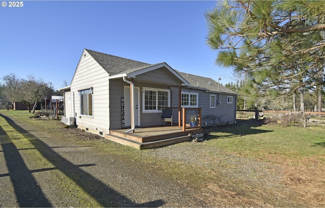 view of front facade featuring a front lawn