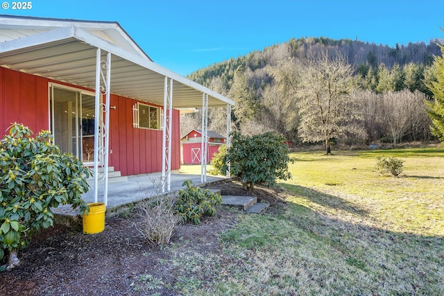 view of yard with a shed