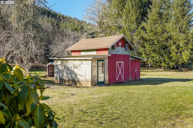 view of outdoor structure featuring a yard