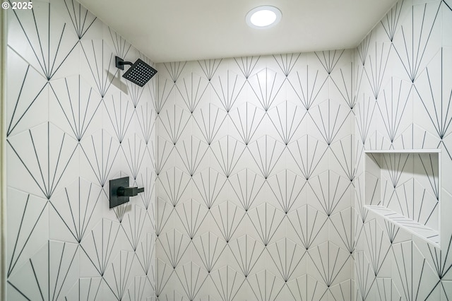 full bathroom featuring tiled shower