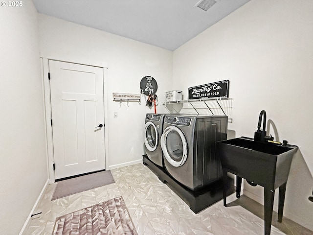 7205 Edge Cliff Dr, Brookings, OR 97415 - laundry area featuring washing machine and clothes dryer and baseboards