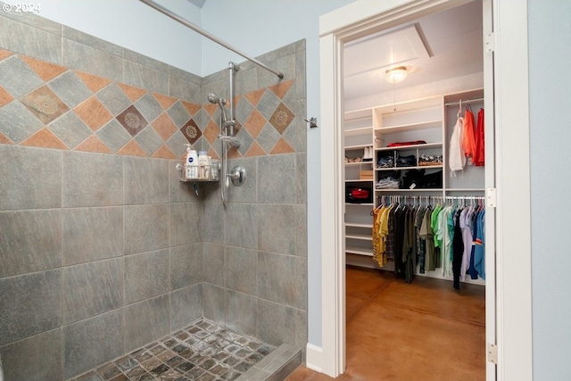 bathroom featuring a tile shower