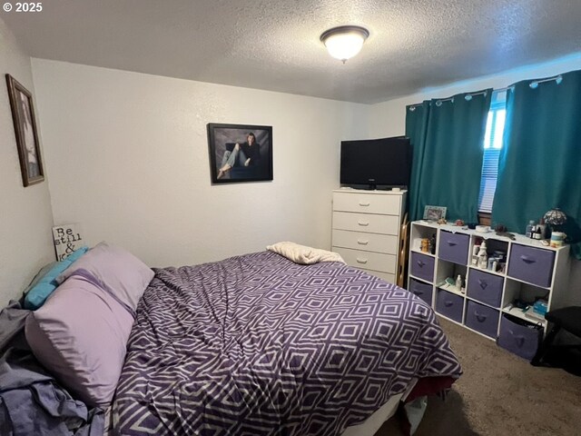 815 Nyssa St, Junction City, OR 97448 - bedroom featuring carpet flooring and a textured ceiling