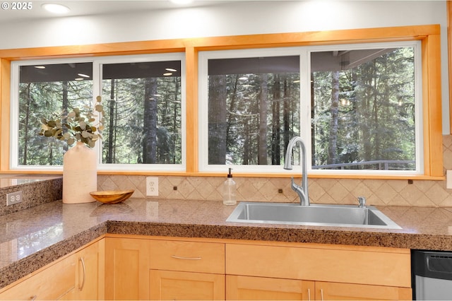 kitchen with tasteful backsplash, a sink, stainless steel appliances, light wood finished floors, and recessed lighting
