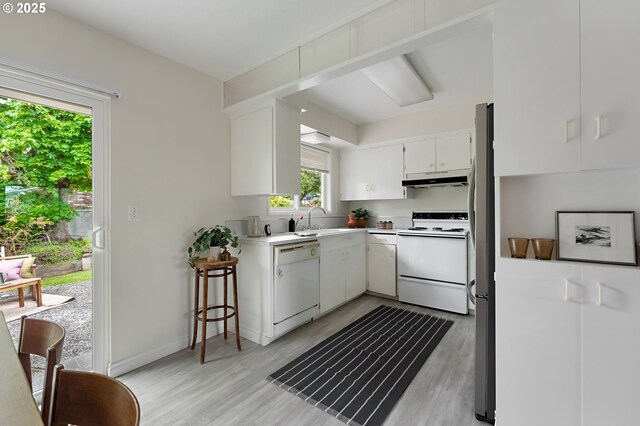 1520 SE 109th Ave, Portland, OR 97216 - kitchen featuring white appliances, under cabinet range hood, a sink, light countertops, and light wood-type flooring