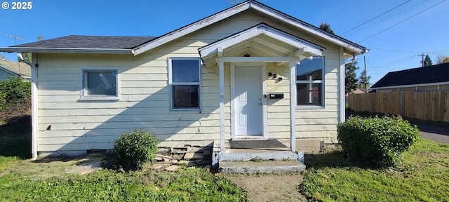 323 Academy St, Salem, OR 97301 - bungalow featuring fence and a shingled roof