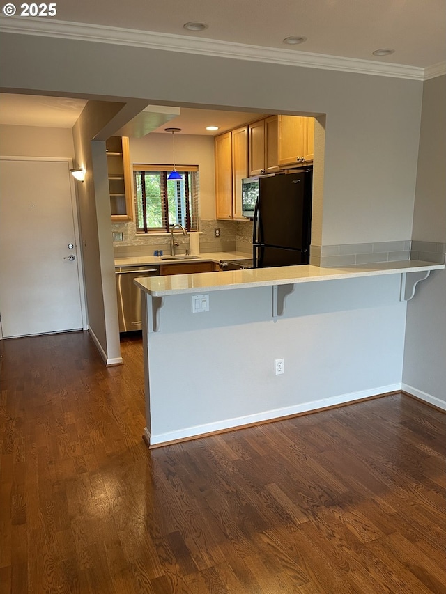 4970 S Landing Dr Unit 302, Portland, OR 97239 - kitchen with stainless steel appliances, a sink, a peninsula, a breakfast bar area, and dark wood finished floors