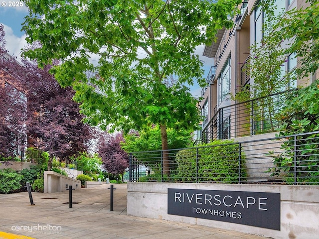 1634 NW Riverscape St, Portland, OR 97209 - view of property's community