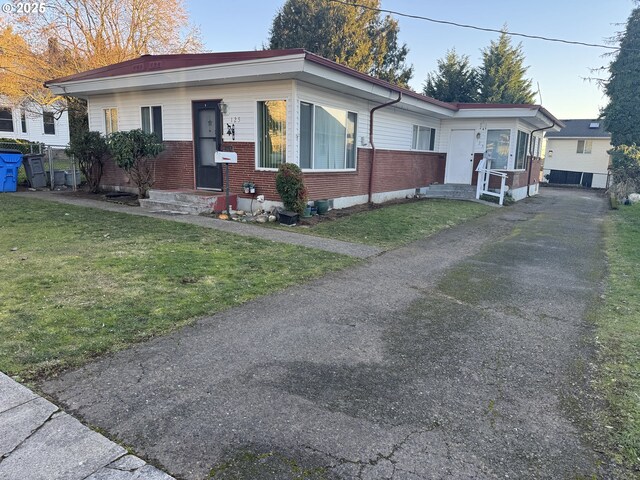 view of front of house with a front yard