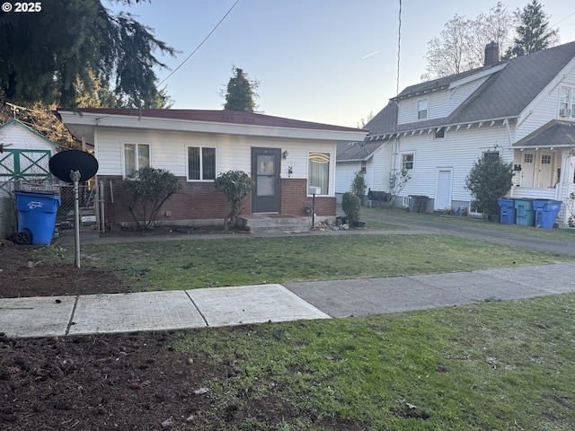 view of front of home featuring cooling unit and a front lawn