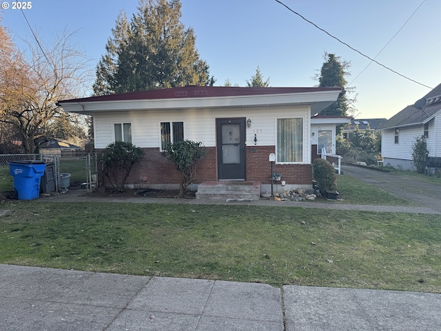 view of front of property featuring a yard