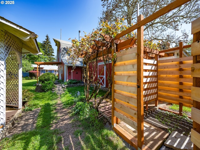 view of yard with an outbuilding