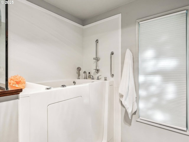 bathroom featuring a bathing tub