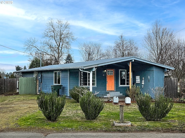 view of front of home featuring a front yard