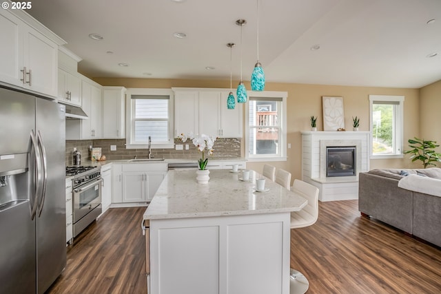 2343 N Fork Rd, Seaside, OR 97138 - kitchen with stainless steel appliances, a sink, open floor plan, plenty of natural light, and recessed lighting