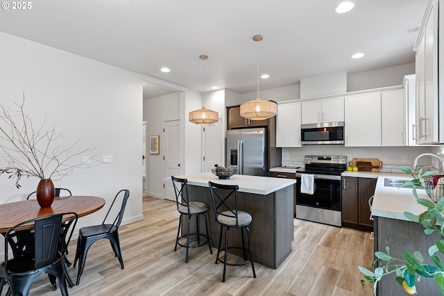 88104 7th St, Veneta, OR 97487 - kitchen featuring appliances with stainless steel finishes, a sink, a kitchen island, light countertops, and recessed lighting