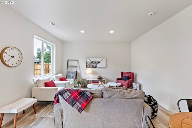 88104 7th St, Veneta, OR 97487 - living room featuring light wood finished floors, recessed lighting, and baseboards