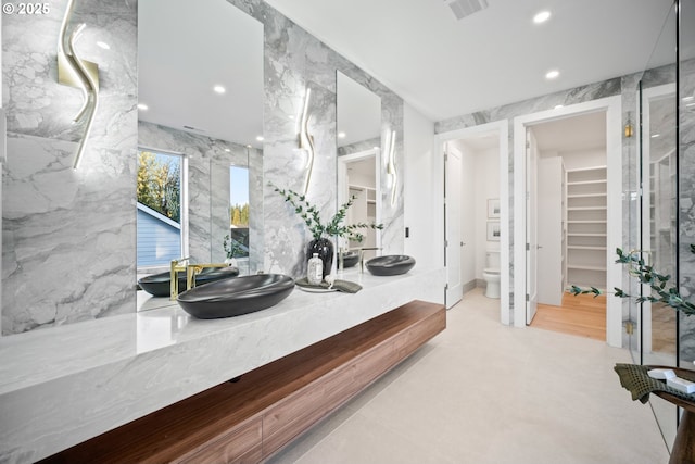 full bath featuring toilet, visible vents, a sink, and recessed lighting