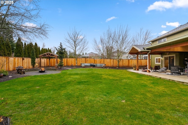 view of yard featuring an outdoor living space with a fire pit, a fenced backyard, and a patio