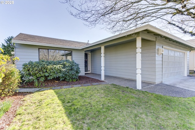 view of front of home featuring a front lawn