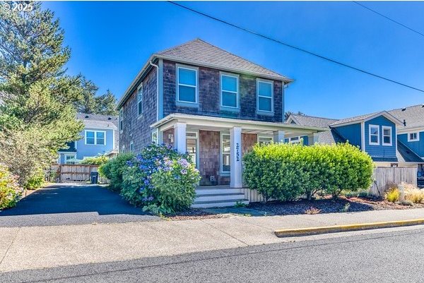 2752 SW Beach Ave, Lincoln City, OR 97367 - traditional home with a porch and fence