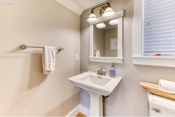 2752 SW Beach Ave, Lincoln City, OR 97367 - bathroom featuring a sink