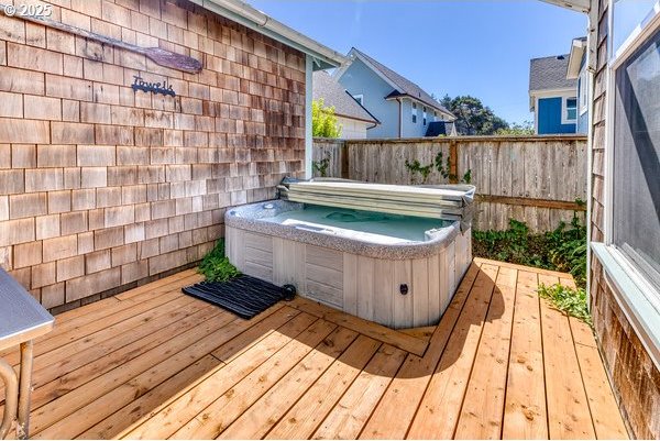 2752 SW Beach Ave, Lincoln City, OR 97367 - deck with a hot tub and fence