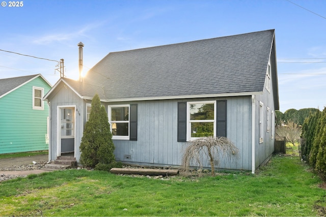 view of front facade with a front lawn