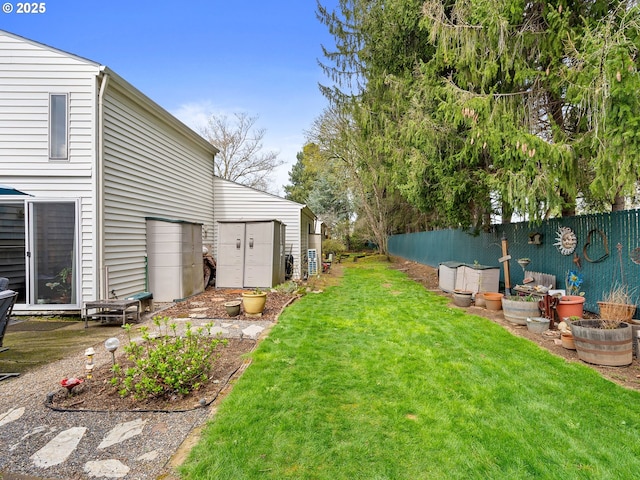 view of yard with an outdoor structure