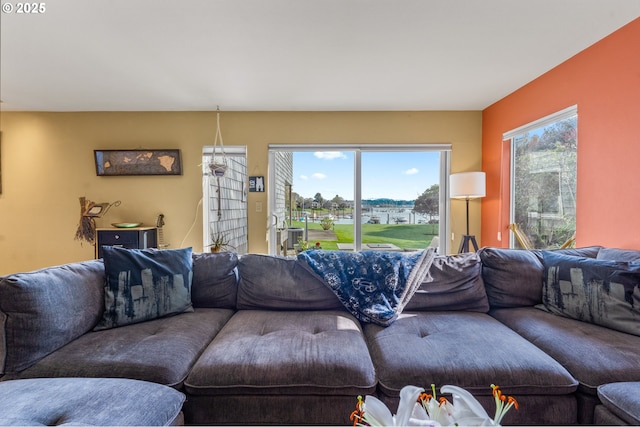 601 N Tomahawk Island Dr, Portland, OR 97217 - living area with a healthy amount of sunlight