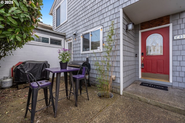 601 N Tomahawk Island Dr, Portland, OR 97217 - entrance to property featuring a patio area