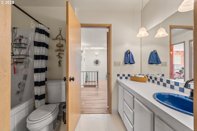 601 N Tomahawk Island Dr, Portland, OR 97217 - bathroom featuring tile patterned floors, shower / tub combo, vanity, and toilet