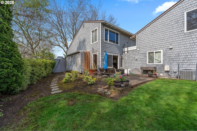 601 N Tomahawk Island Dr, Portland, OR 97217 - rear view of house featuring cooling unit, a yard, a patio area, and fence