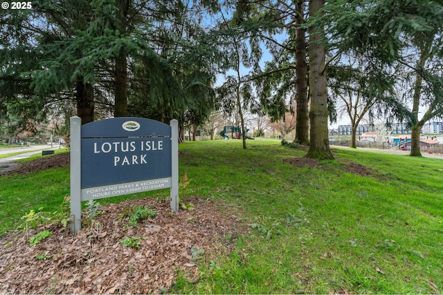 601 N Tomahawk Island Dr, Portland, OR 97217 - community / neighborhood sign featuring a yard