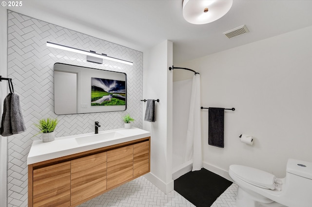 bathroom featuring toilet, a shower with shower curtain, visible vents, backsplash, and tile patterned floors