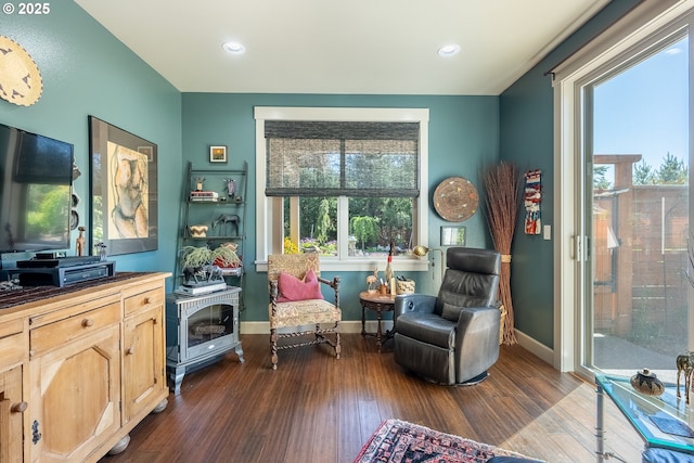 living area featuring a wealth of natural light, dark wood-style flooring, baseboards, and recessed lighting