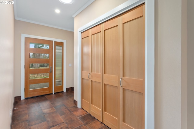 foyer featuring dark wood-style floors, baseboards, crown molding, and recessed lighting