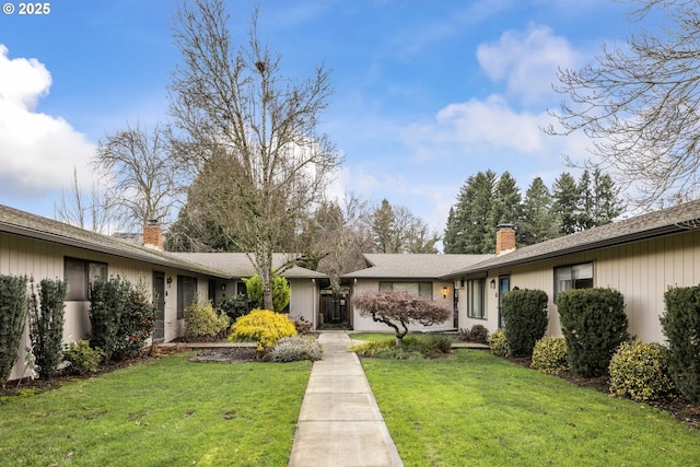 view of front facade featuring a front yard