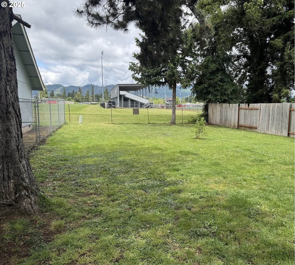 view of yard with a mountain view