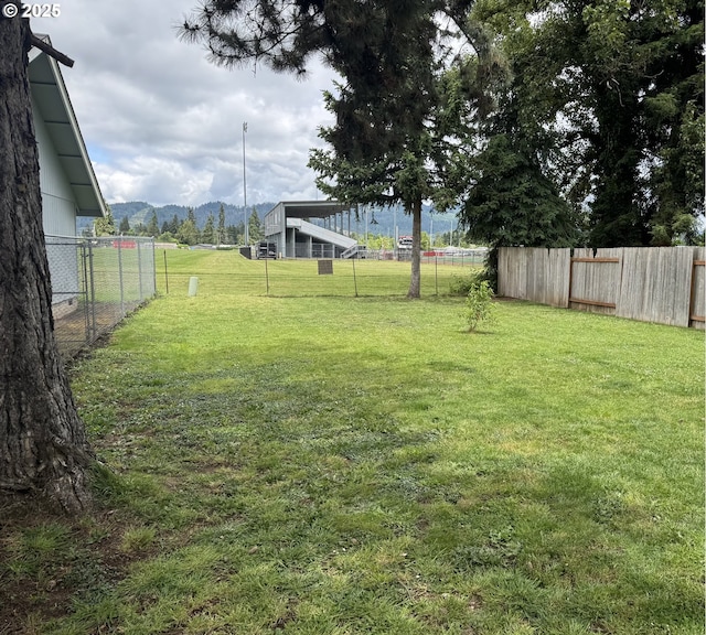 view of yard with a mountain view