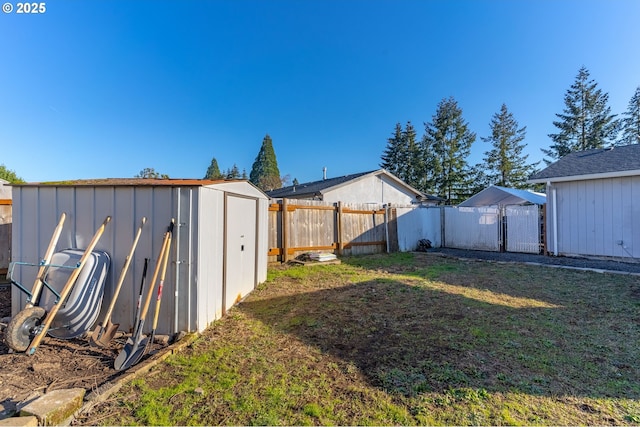 view of yard with a storage unit