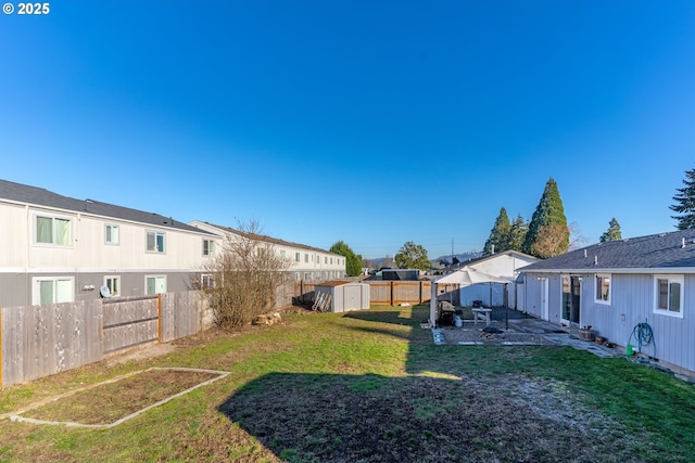 view of yard with a storage unit