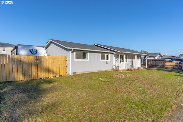 view of front of property featuring a front lawn