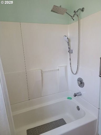 bathroom with tub / shower combination