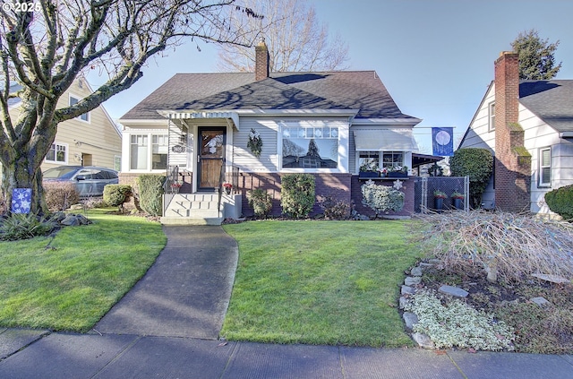 view of front facade with a front lawn