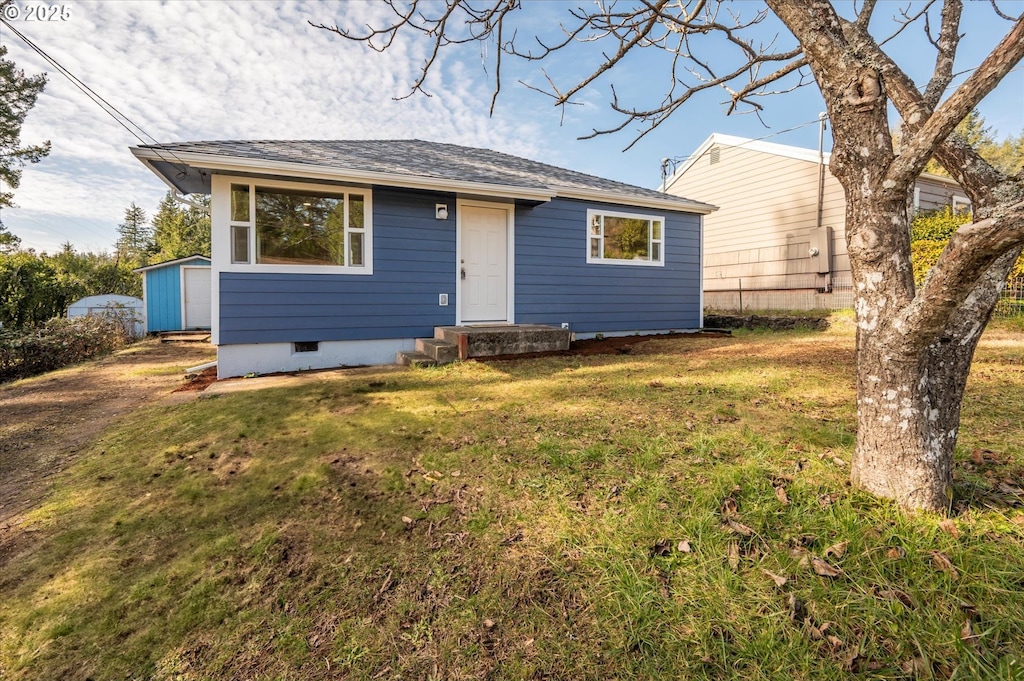 view of front of house with a front lawn